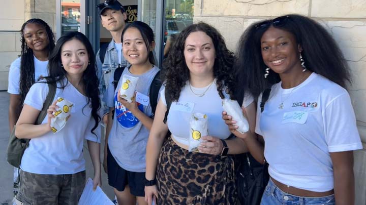 Ambassadors Indigo Eatmon (left,) Leanna Chin (center left) and Lizzie Epps (right,) showed new international students around campus.